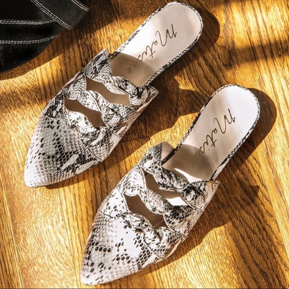 Snake Print Leather Pointed Toe Bow Detail Mule - Picture 2 of 13